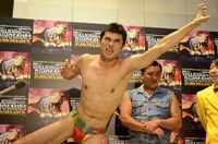 ダイナソーギャグとして「ダイナソーッパッピー」を披露する小島よしお。