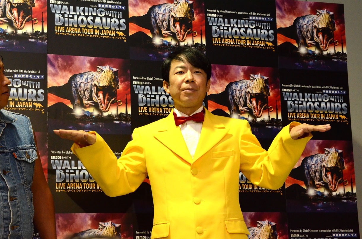 「フライングゲッツ！」をやってみるダンディ坂野。