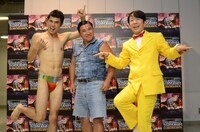 ダイナソーをイメージしたポーズをとる（左から）小島よしお、スギちゃん、ダンディ坂野。