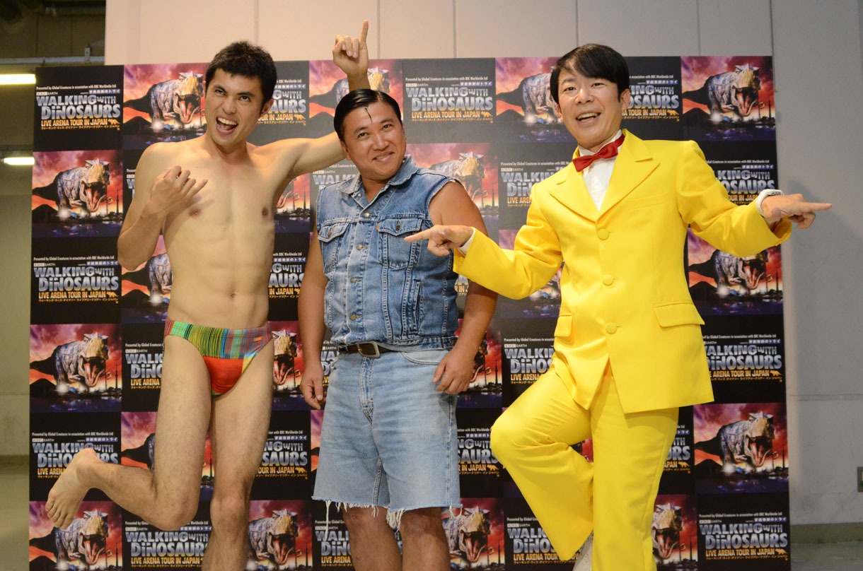 ダイナソーをイメージしたポーズをとる（左から）小島よしお、スギちゃん、ダンディ坂野。
