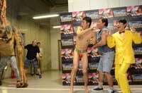 フォトセッション中に乱入した恐竜に驚く3人。