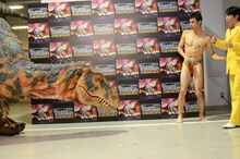 フォトセッション中に乱入した恐竜に驚く小島よしお（左）、ダンディ坂野。