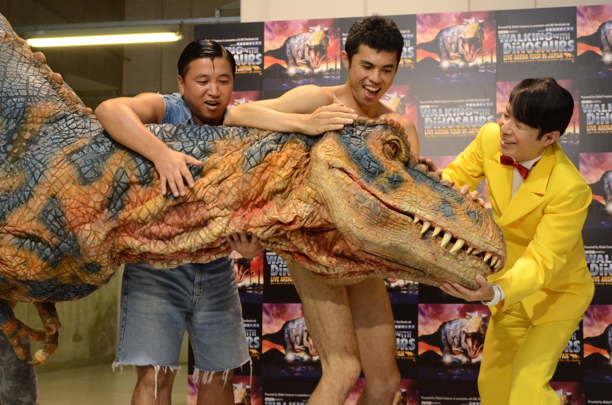 サプライズで登場した恐竜をかわいがる（左から）スギちゃん、小島よしお、ダンディ坂野。