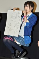 大喜利の回答を出す山本彩。