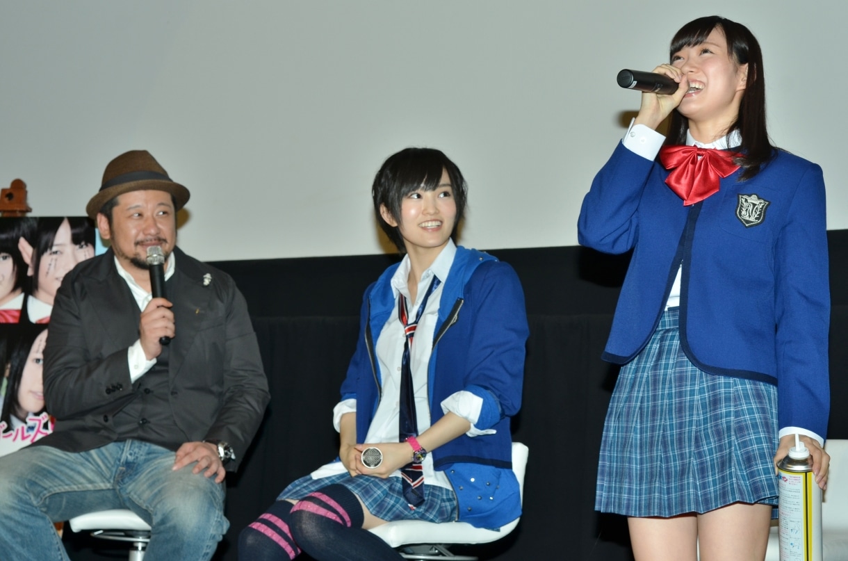 大喜利の罰ゲームでヘリウムガスを吸ってから映画のPRを行う渡辺美優紀（右端）。