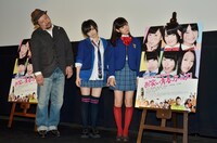 フォトセッションで、あえて曇った表情を息ぴったりに揃える3人。