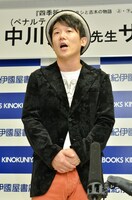 好きな作家に大沢在昌や浅田次郎を挙げるヒデ。取材陣から「最近いちばん感動した作品は？」と尋ねられると「レイザーラモンRGのあるある本」と答えて笑いを誘った。