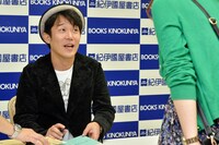 サイン会の様子。