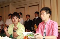 「ロザンのマン・ツー・マン学習応援」で熱心にアドバイスするロザン。