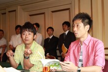 「ロザンのマン・ツー・マン学習応援」で熱心にアドバイスするロザン。