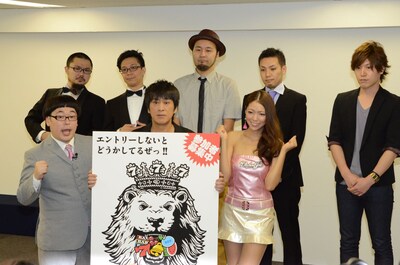 「『第1回 回胴王決定戦』発表会“エントリーしないと、どうかしてるぜっ!!”」の模様。前列中央が大会スペシャルサポーターのブラックマヨネーズ吉田。