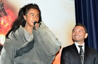 時任三郎（左）、中尾浩之監督（右）。