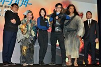 「劇場版タイムスクープハンター　安土城 最後の1日」完成披露試写会の舞台挨拶に登壇した（左から）カンニング竹山、ダチョウ倶楽部・上島、夏帆、要潤、時任三郎、中尾浩之監督。