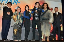 「劇場版タイムスクープハンター　安土城 最後の1日」完成披露試写会の舞台挨拶に登壇した（左から）カンニング竹山、ダチョウ倶楽部・上島、夏帆、要潤、時任三郎、中尾浩之監督。