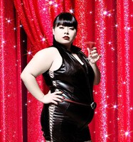 優勝者とともに舞台挨拶を行う渡辺直美。