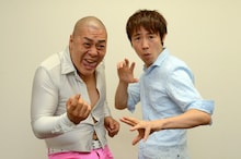 8月7日に書籍「統合失調症がやってきた」（イースト・プレス）が発売される松本ハウス。左がハウス加賀谷、右が松本キック。