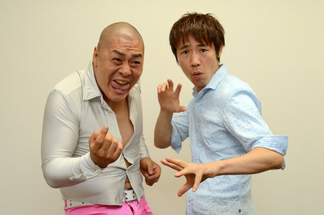 8月7日に書籍「統合失調症がやってきた」（イースト・プレス）が発売される松本ハウス。左がハウス加賀谷、右が松本キック。