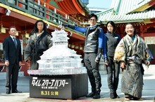 映画「劇場版タイムスクープハンター　安土城 最後の1日」のヒット祈願イベントに登場した（右から）ダチョウ倶楽部・上島、夏帆、要潤、時任三郎、中尾浩之監督。