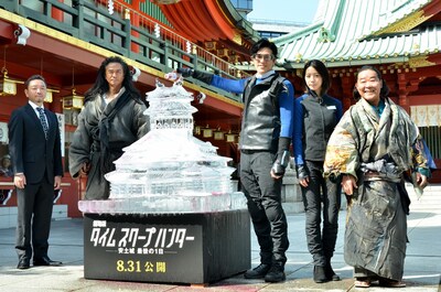 映画「劇場版タイムスクープハンター　安土城 最後の1日」のヒット祈願イベントに登場した（右から）ダチョウ倶楽部・上島、夏帆、要潤、時任三郎、中尾浩之監督。