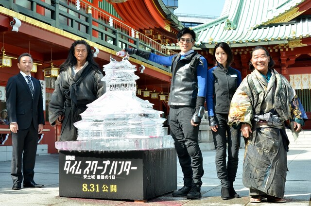 映画「劇場版タイムスクープハンター　安土城 最後の1日」のヒット祈願イベントに登場した（右から）ダチョウ倶楽部・上島、夏帆、要潤、時任三郎、中尾浩之監督。