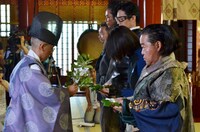 祈祷を受けるダチョウ倶楽部・上島（右端）。