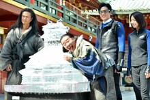 氷で作られた安土城の彫刻にかじりつくダチョウ倶楽部・上島（中央）。安土城の炎上を表現するため、彫刻には要潤が赤いシロップをかけている。