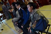 祈祷を受けるダチョウ倶楽部・上島（右端）。