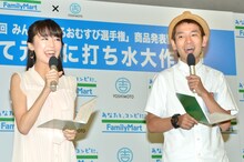 MCのタケト（右）、久嬢由紀子（左）。