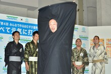 イリュージョンを披露する、くまだまさし（中央）。