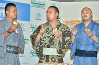 おむすびを試食する（左から）バッドボーイズ佐田、千鳥・大悟、くまだまさし。