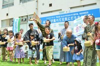 打ち水の様子。