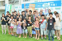 子供達やファミリーマートの社員とともに、おむすび顔芸人達が写真撮影に応じた。