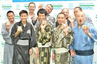 ファミリーマート「第4回 みんなで作るおむすび選手権」の商品発売記念イベント「おむすび食べて元気に打ち水大作戦!!」に登場したおむすび顔芸人達。