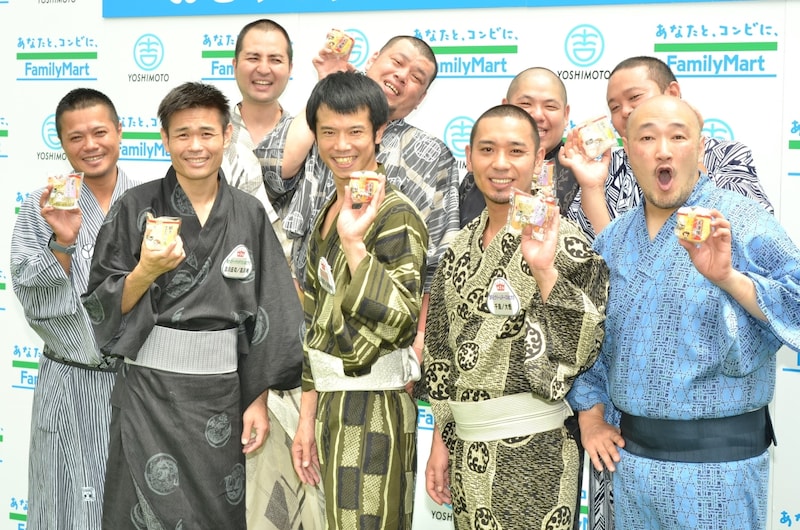 ファミリーマート「第4回 みんなで作るおむすび選手権」の商品発売記念イベント「おむすび食べて元気に打ち水大作戦!!」に登場したおむすび顔芸人達。
