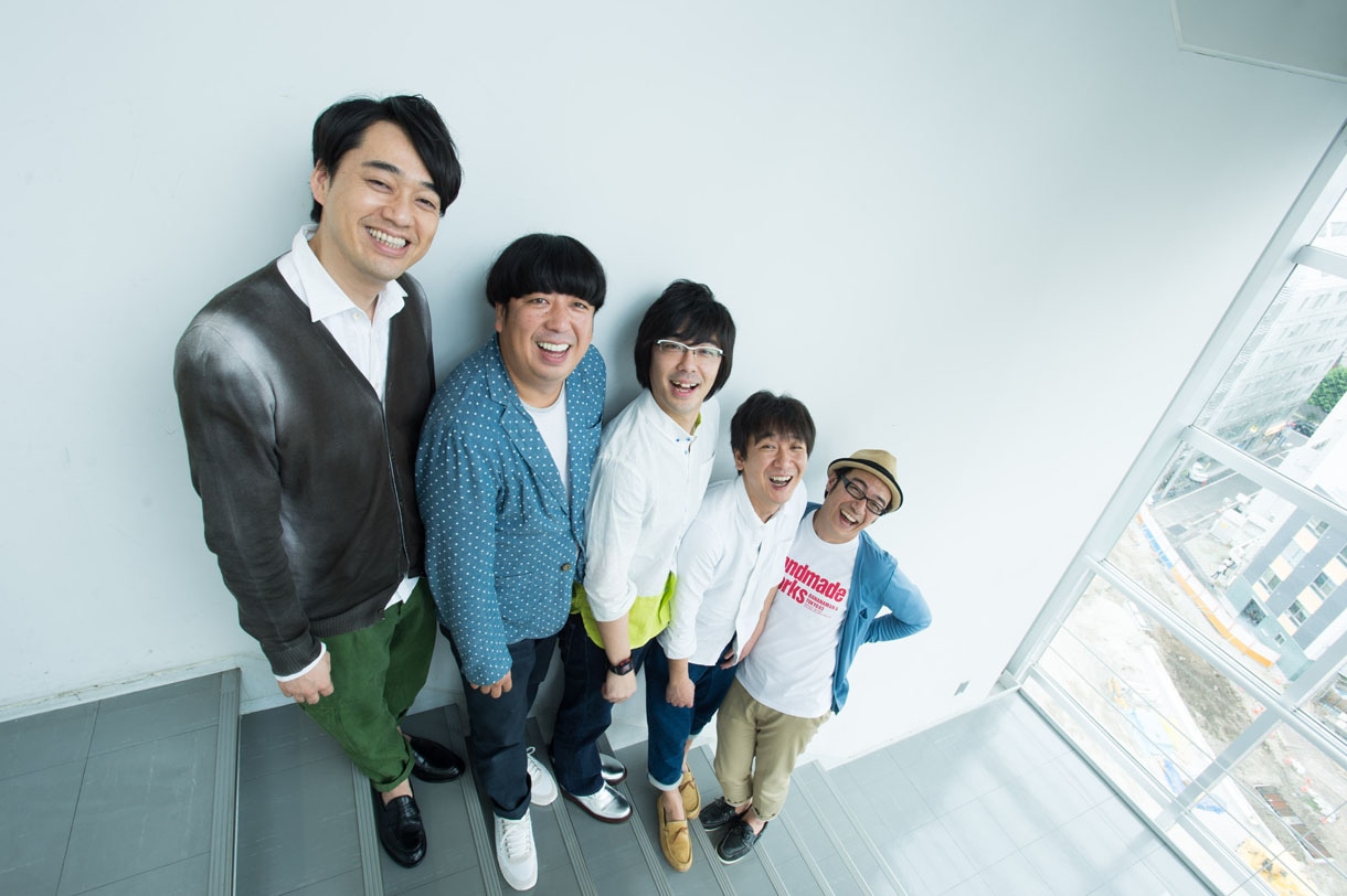 明日8月7日にDVD「バナナマン×東京03『handmade works live』」が発売されるバナナマン（写真左から2人）と東京03（写真右から3人）。