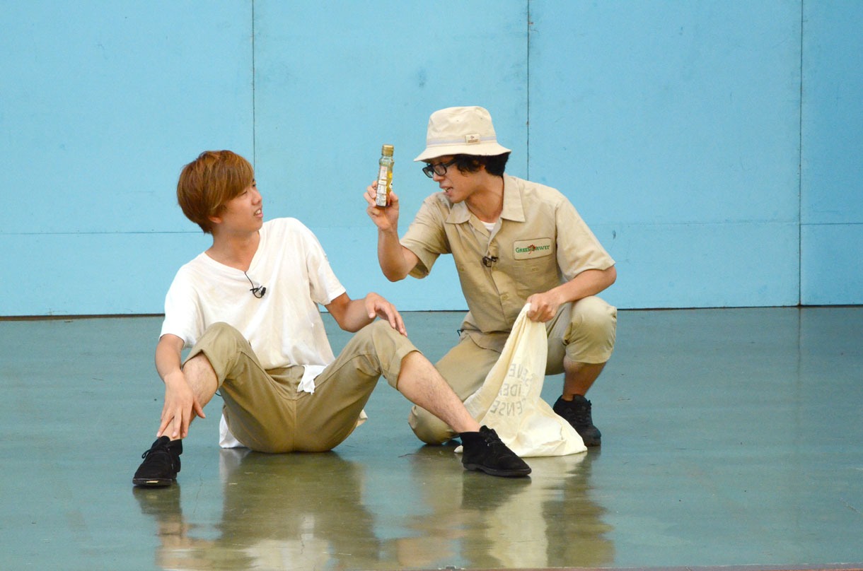 アジャランは砂漠を舞台にしたコントを披露。本編では裏方としても活躍。