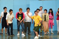 ASIMOのモノマネを繰り出す与座よしあき。