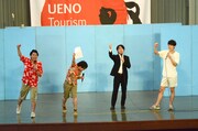 MCを務めたツィンテル（左から2人）とジグザグジギー（右から2人）。「真夏の笑フェス2013！」の掛け声でスタート。