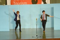 紹介の前に飛び出して来てしまった三四郎は、一度袖にはけてから手を振りながら再登場。「上野公園まで声届けー!!」と滑舌に難のある小宮（左）。