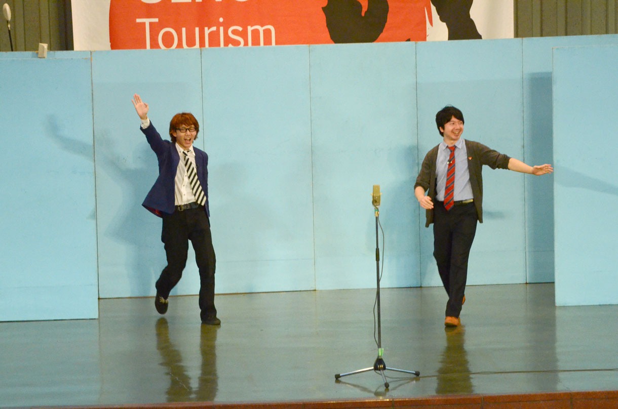 紹介の前に飛び出して来てしまった三四郎は、一度袖にはけてから手を振りながら再登場。「上野公園まで声届けー!!」と滑舌に難のある小宮（左）。