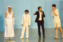 中MCに衣装のまま登場したツィンテル（左から2人）。ジグザグ宮澤（右から2人目）は両親の席を指さす。