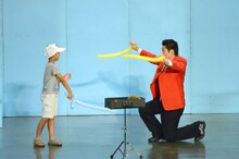 マギー審司のステージでは観客の男の子がネタに協力。