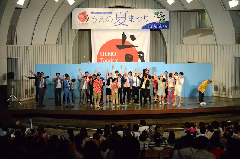 東京・上野恩賜公園水上音楽堂にて開催されたマセキ芸能社のお笑いライブ「真夏の笑フェス2013」の模様。