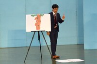 お菓子にまつわる意外な話をフリップ芸で展開した深町哉。