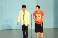 モグライダー。腹話術師に弟子入りしようとするともしげ（右）だったが……。