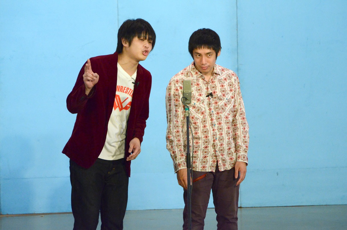 エル・カブキ。DJ赤坂に関する情報が次々と飛び出す漫才で沸かせた。