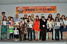 受賞者達とキャイ～ンによる写真撮影の様子。