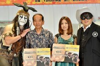 優秀賞の受賞者と、キャイ～ン（両端）。