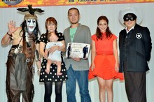 最優秀賞を受賞した家族と、キャイ～ン（両端）、平愛梨（右から2人目）。