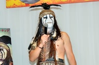 作中のトントに扮するウド。